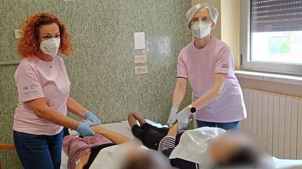 Makeup e massaggi prima della terapia. «Aiuto alle pazienti»