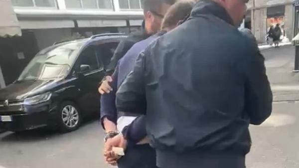 Taxi boat saliti a 800. E la città si spacca sul “caso” manette