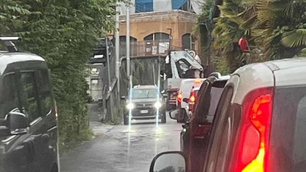 Traffico in tilt per entrare in città, tangenziale bloccata e incidente in via Oltrecolle. Code anche sulla Lariana
