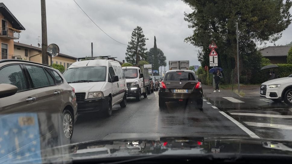 Statale Regina, mattina da incubo. Code per oltre un’ora e donna investita a Lenno