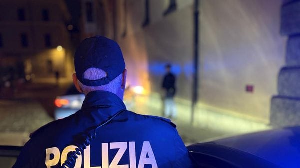 Buttano la droga nella siepe, ma i poliziotti li bloccano