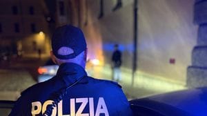 Buttano la droga nella siepe, ma i poliziotti li bloccano