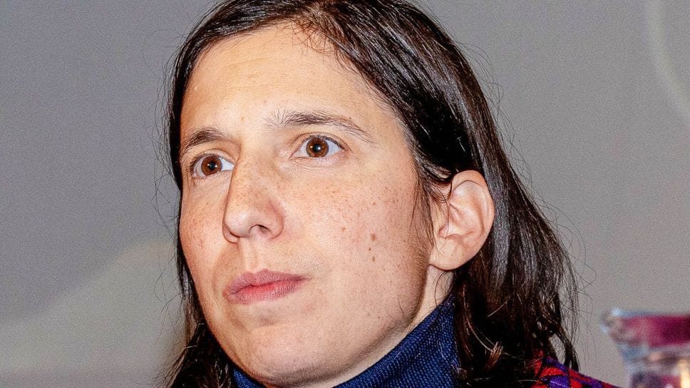 Le figurine «Comasco Schlein» ora diventano un’indagine per odio razziale
