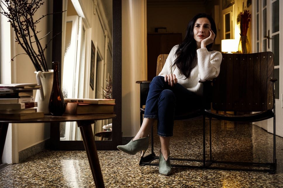Mannocchi poetessa: «Cerco parole esatte  per dire l’orrore »  