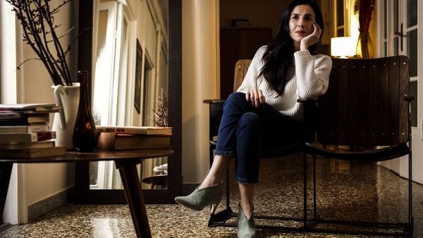 Mannocchi poetessa: «Cerco parole esatte  per dire l’orrore »  