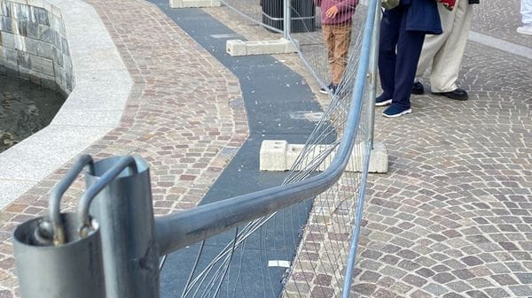 Parapetti sul lungolago, quelli nuovi sono già piegati. Per i definitivi c’è tempo