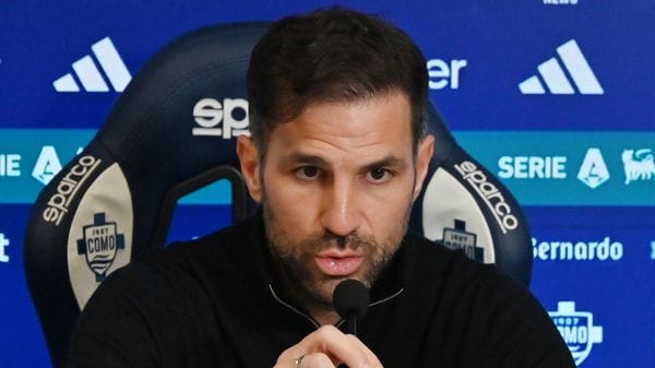 Fabregas pre Verona-Como: «Perrone ha il naso rotto ma è a disposizione»