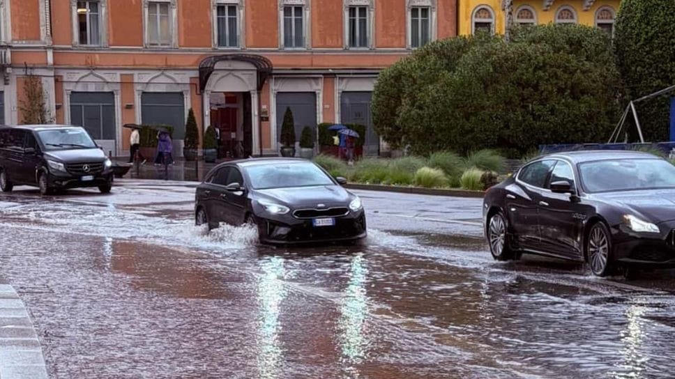 Forte temporale in città, corsia del lungolago allagata e voragine in via Torno