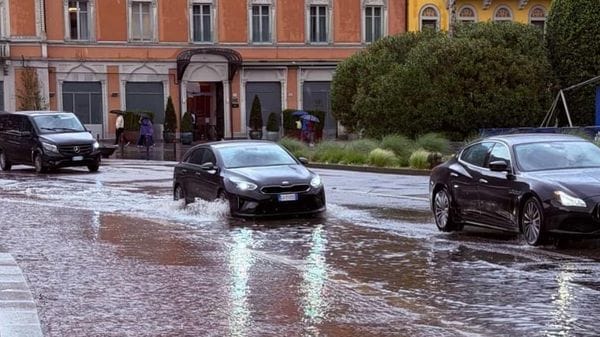 Forte temporale in città, corsia del lungolago allagata e voragine in via Torno