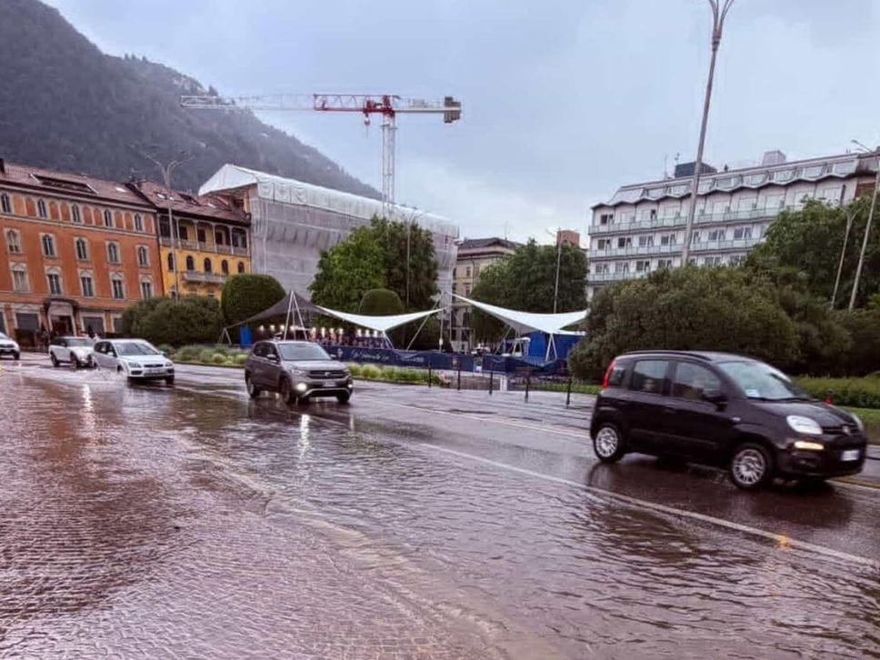 Forte temporale in città, corsia del lungolago allagata e voragine in via Torno