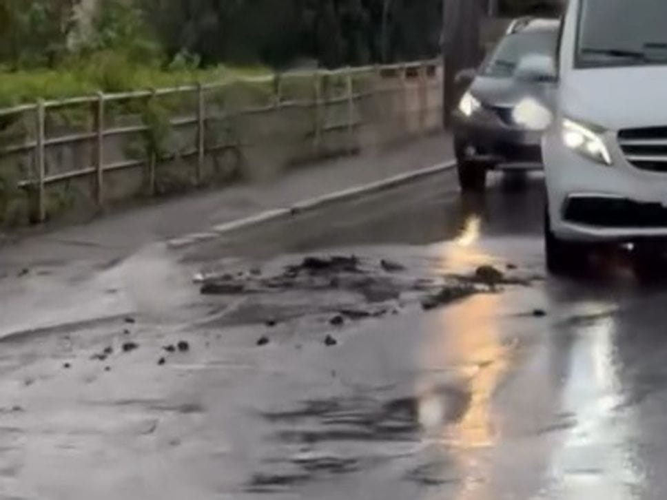 Forte temporale in città, corsia del lungolago allagata e voragine in via Torno