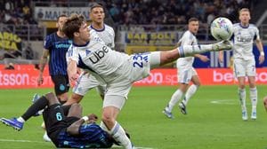 Mercato Como: Perrone nel mirino di due big di Serie A, Fabregas guarda verso il vivaio madrileño