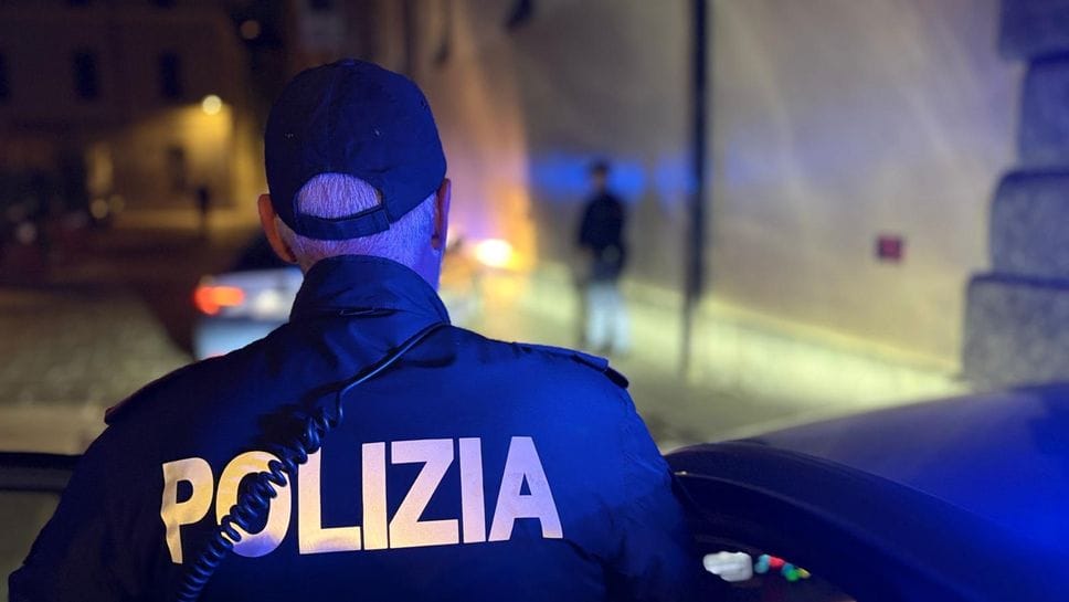 Controllato dalla Polizia, fugge in pieno centro a Como ma viene poi catturato: arrestato