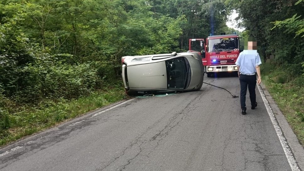 Cadorago, si scontrano due auto: una si ribalta