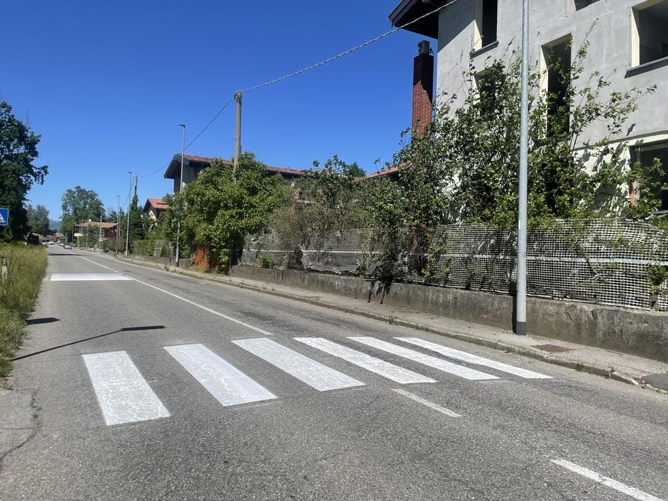 Alzate, strade più sicure: rifatte le strisce e la nuova segnaletica