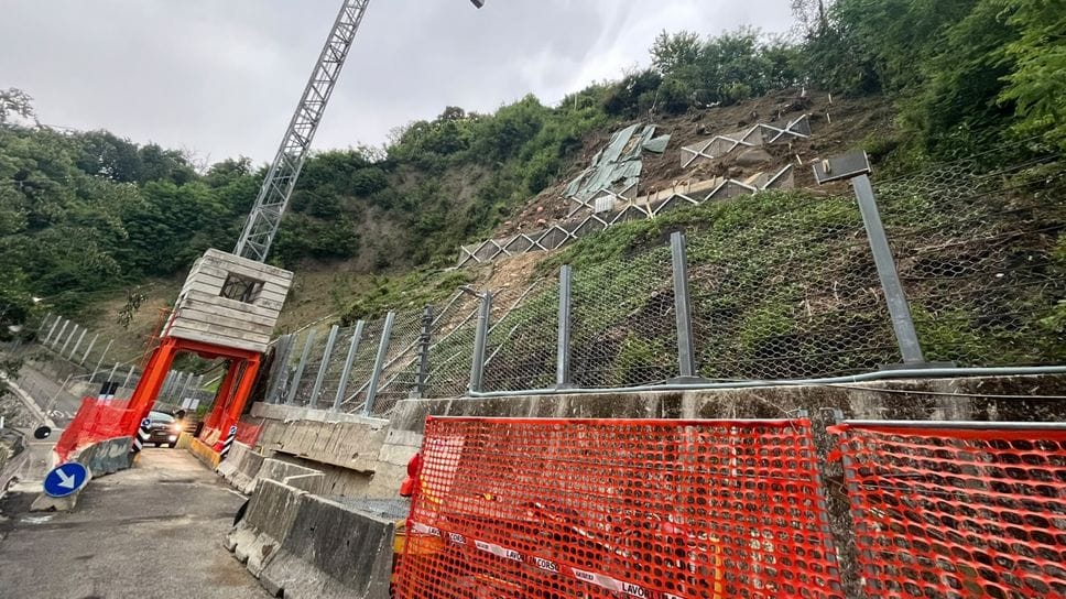 Civiglio, la strada riapre anche in discesa. Ma rimane il senso unico alternato