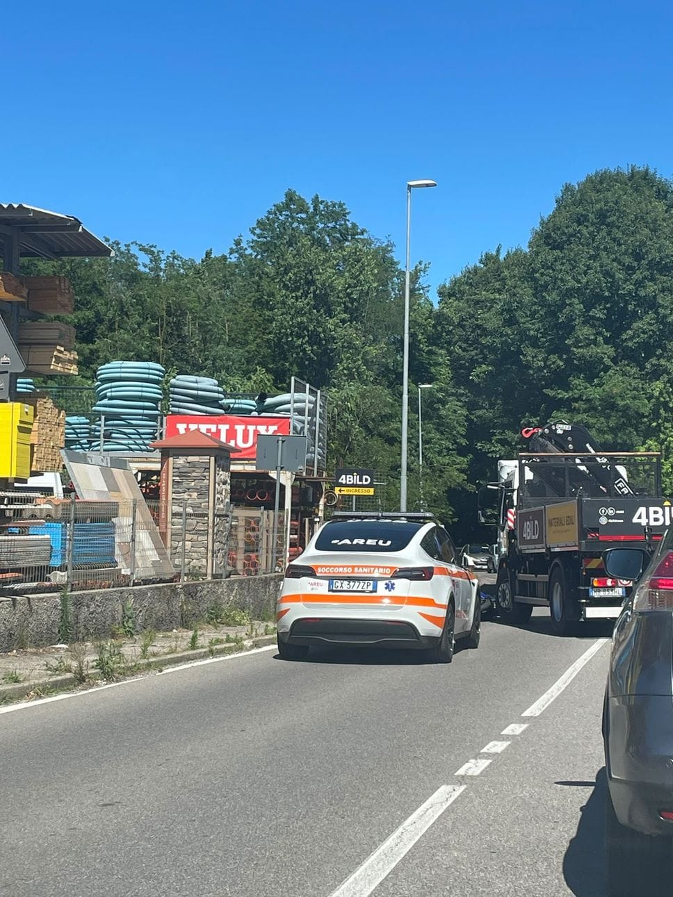 Scontro tra moto e autogru a Casnate