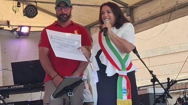 Fa l’addetto alle pulizie ma è un grafico laureato: Tarik disegna il logo del centenario di Lurate Caccivio