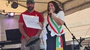 Fa l’addetto alle pulizie ma è un grafico laureato: Tarik disegna il logo del centenario di Lurate Caccivio