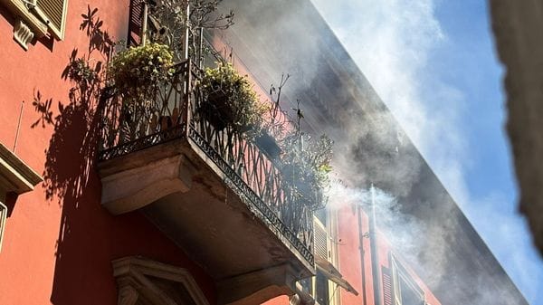 Paura in centro a Como: fiamme in un appartamento di via Lambertenghi