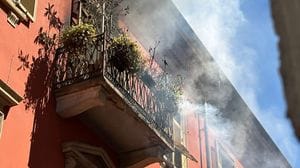 Paura in centro a Como: fiamme in un appartamento di via Lambertenghi