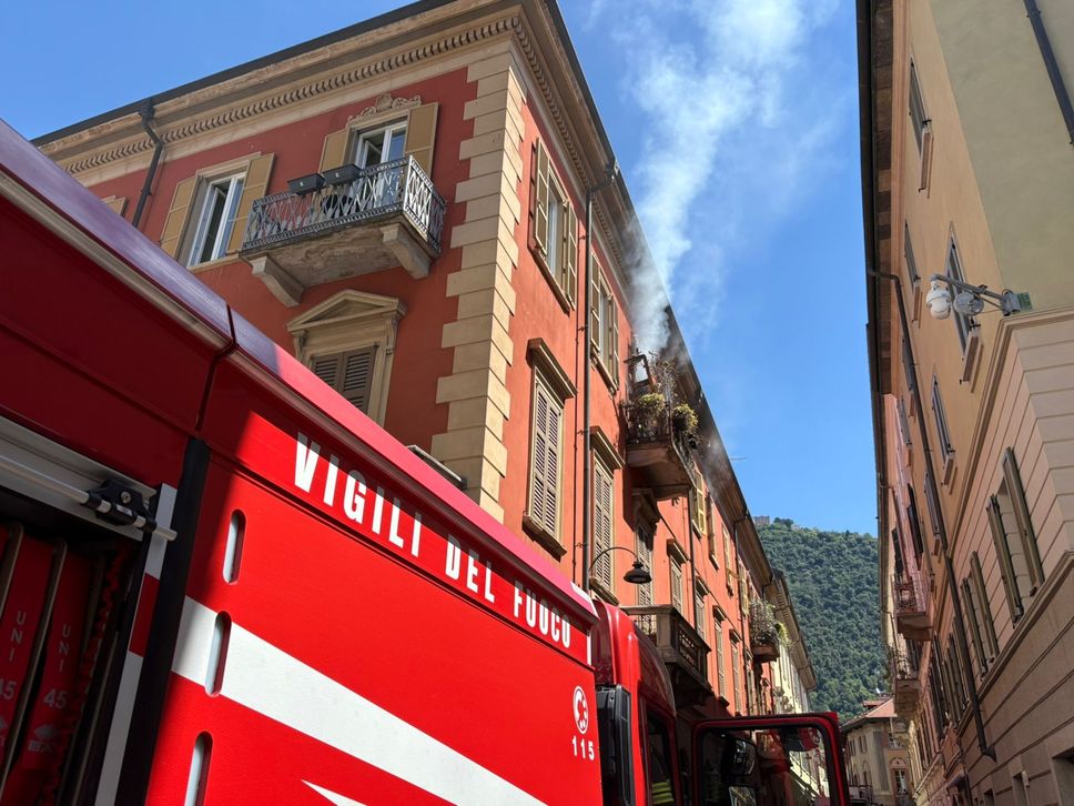 Rogo in centro a Como. Salvi due anziani. I testimoni: «Spaventoso»