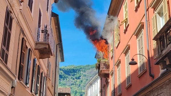 Rogo in centro a Como. Salvi due anziani. I testimoni: «Spaventoso»