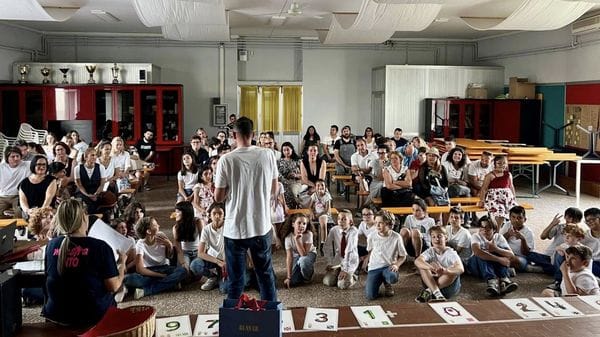 Sorpresa del sindaco per la fine della scuola: una pergamena e un “no” al bullismo