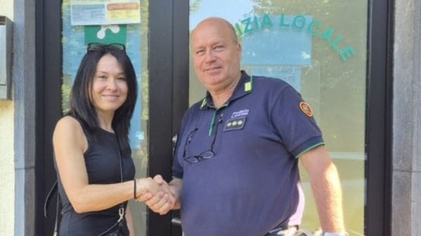 Trova 200 euro in piazza e li consegna alla Polizia: dopo un anno i soldi tornano a lei