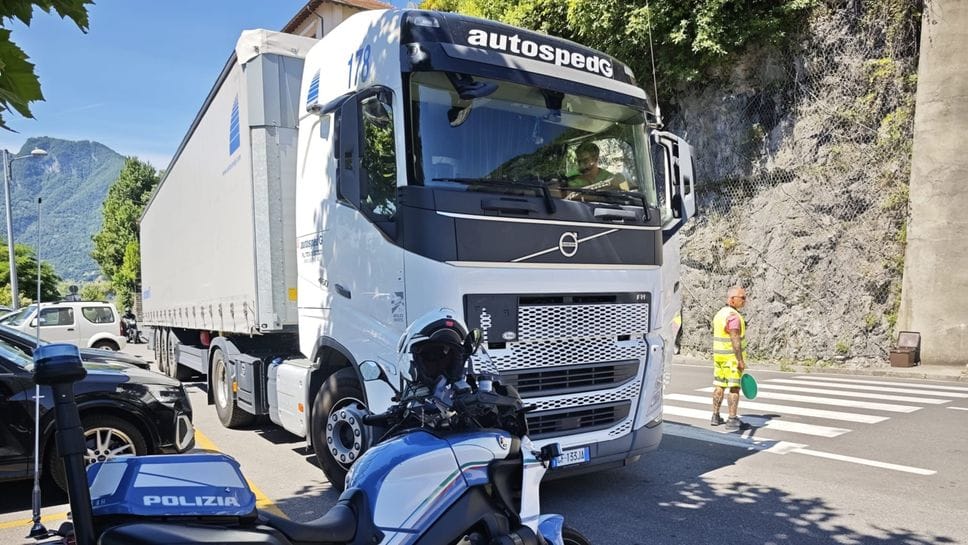Venerdì nero per la viabilità: tir incastrati sulla Regina e caos nelle valli