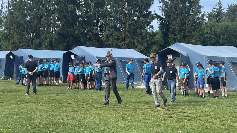 Campo scuola degli alpini di successo a Lurate Caccivio