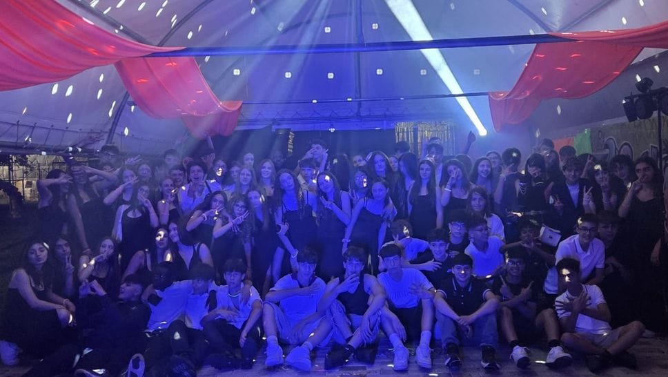 Abiti da sera e aria di futuro: il Gran Ballo delle terze medie è un successo