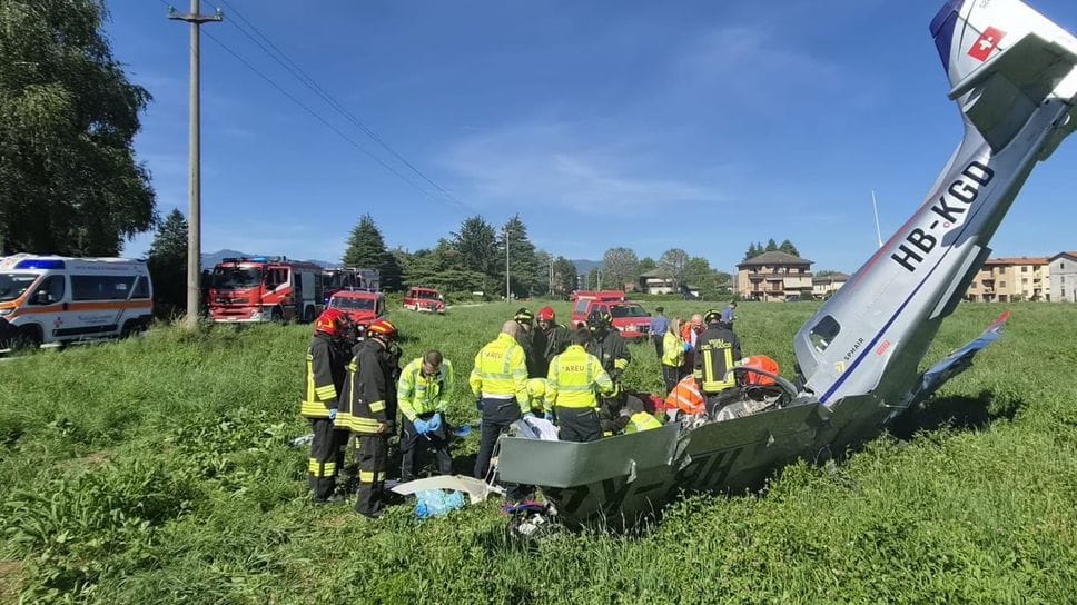 Aereo precipitato in un campo a Lurate. Se la caveranno entrambi gli occupanti