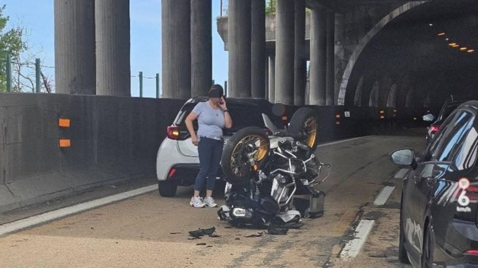 Auto e moto si scontrano sulla A9, ferito un uomo di 37 anni