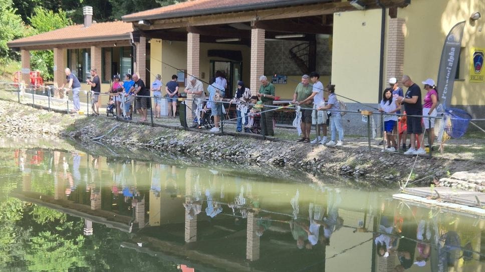 “Bimbi a pesca” al laghetto di via Galvani: una giornata di sport e sorrisi