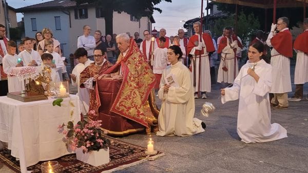 Erba in festa per monsignor Angelo Pirovano: l’abbraccio della città per i 50 anni di sacerdozio