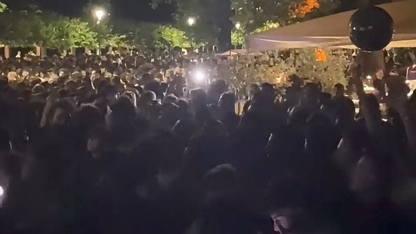 «Giovedì sera in Riva, troppi i disagi». Critiche della minoranza alla movida