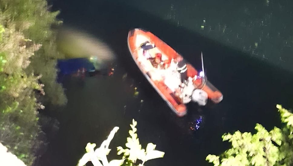 Incidente di notte sulla Regina, auto nel lago: grave una donna, un uomo disperso