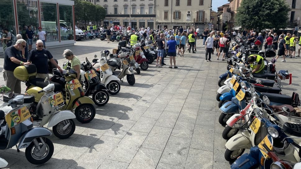 La piazza è viva. Tra Vespe, musica e auto d’epoca
