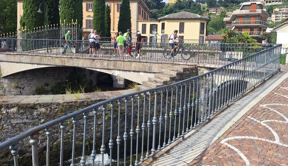 Parapetti sul modello della passeggiata Lino Gelpi: pioggia di critiche dal mondo politico comasco