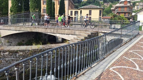 Parapetti sul modello della passeggiata Lino Gelpi: pioggia di critiche dal mondo politico comasco