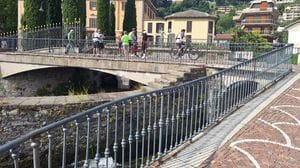Parapetti sul modello della passeggiata Lino Gelpi: pioggia di critiche dal mondo politico comasco