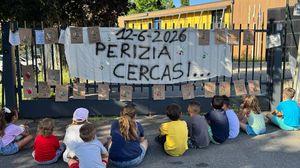 “Perizia cercasi”: la protesta dei genitori di Caslino per la scuola chiusa