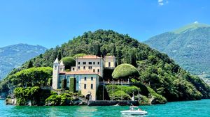 Fuochi d’artificio al Balbianello per gli sposi, il Fai: «Donazione da 50mila euro destinata al Comune, non alla Villa»