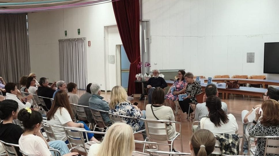 Il libro della storica maestra conquista tutti: in tanti ad ascoltarla 