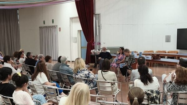 Il libro della storica maestra conquista tutti: in tanti ad ascoltarla 