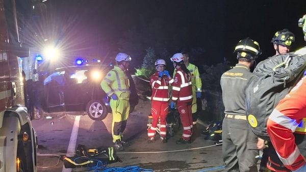 Incidente di notte sulla Regina, auto nel lago: morto un uomo di 37 anni, grave una donna