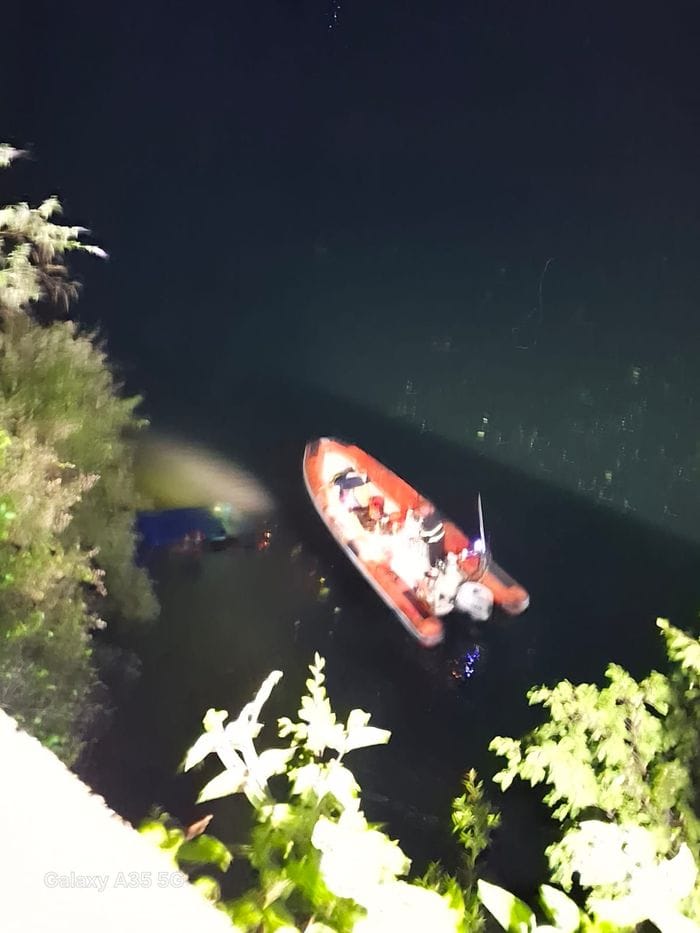 Incidente di notte sulla Regina, auto nel lago: morto un uomo di 37 anni, grave una donna