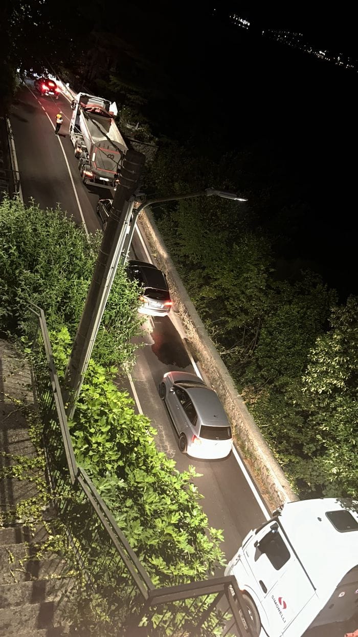 Incidente di notte sulla Regina, auto nel lago: morto un uomo di 37 anni, grave una donna