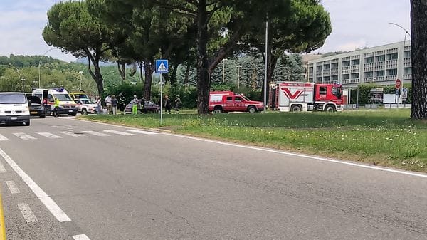 Incidente tra tre veicoli: coinvolti anche bambini